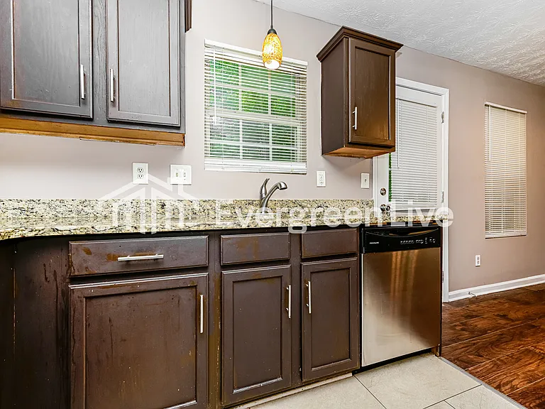 2053 Oak Terrace Dr SE — Photo 6