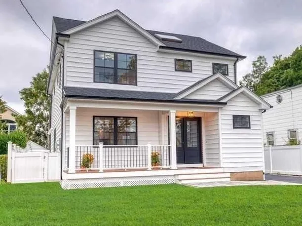 35 Lloyd Street, New Hyde Park, NY 11040