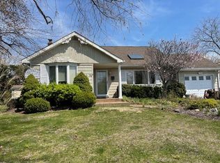 2 Bay Pl, Bay Shore, NY 11706