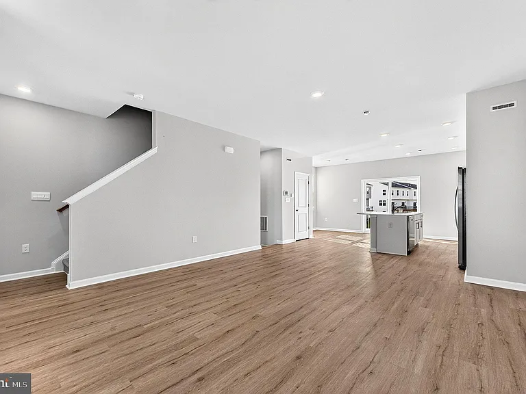 120 Essex Dr — Photo 11