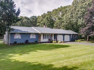 4 Chestnut Ln, Manorville, NY 11949