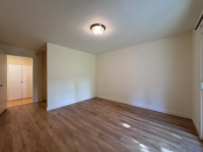 1555 Oxford Street — Photo 35