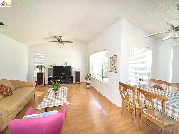 3rd image of 39 Stanislaus Cir