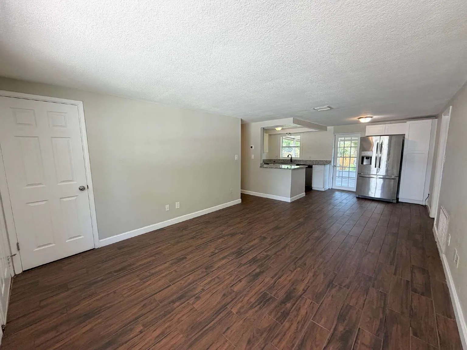 3 bed, 1.0 bath, 945 sqft, $1,850 — Photo 4