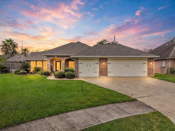 1207 Shadowbend St, Pearland, TX 77581