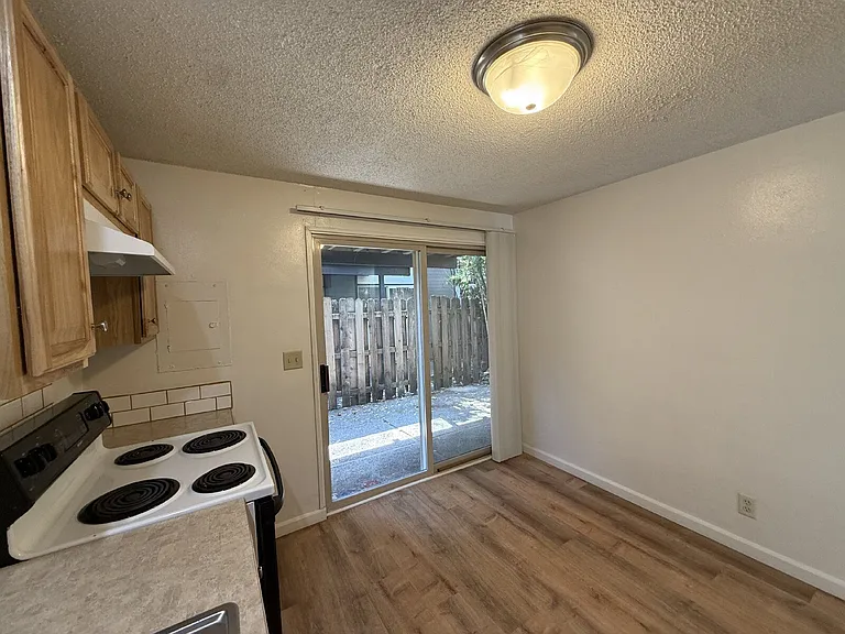 851 W 5th Ave #5 — Photo 8
