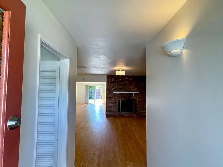 123 Hastings Ave — Photo 5