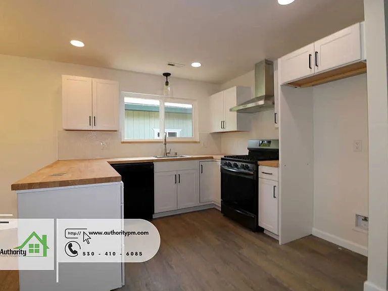 1833 Oregon Ave — Photo 11