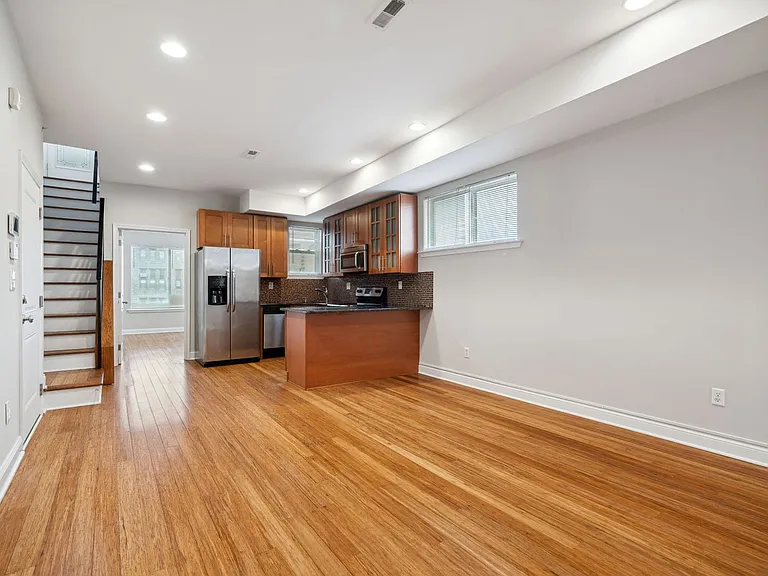 1633 Carpenter St — Photo 7