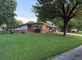 1060 Preakness Ln, Florissant, MO 63033