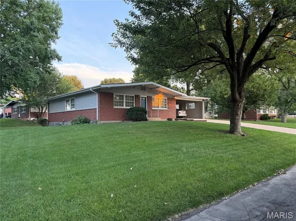 1060 Preakness Ln, Florissant, MO 63033
