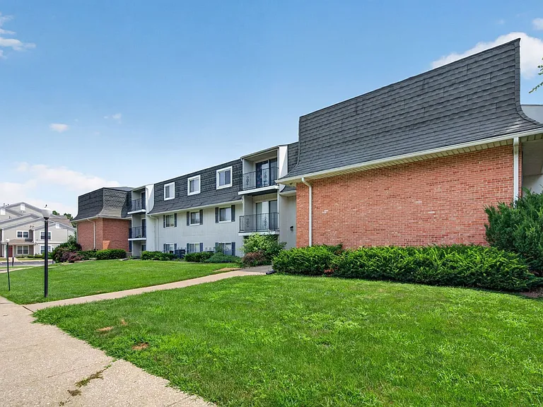 Hollow Hills Apartments — Photo 140
