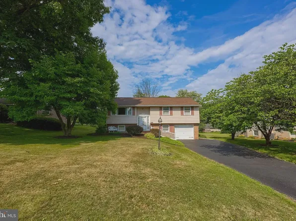 18 Meadow View Dr, Leola, PA 17540