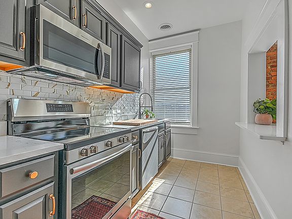4th image of 5 29 1/2 Sixth St