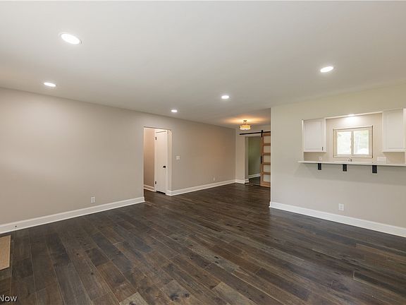 4th image of 33 Oviatt Dr