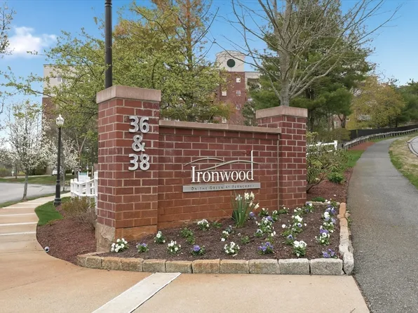 38 Village Rd APT 110, Middleton, MA 01949