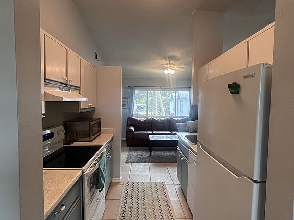 4th image of 426 Beach Park Ln #1