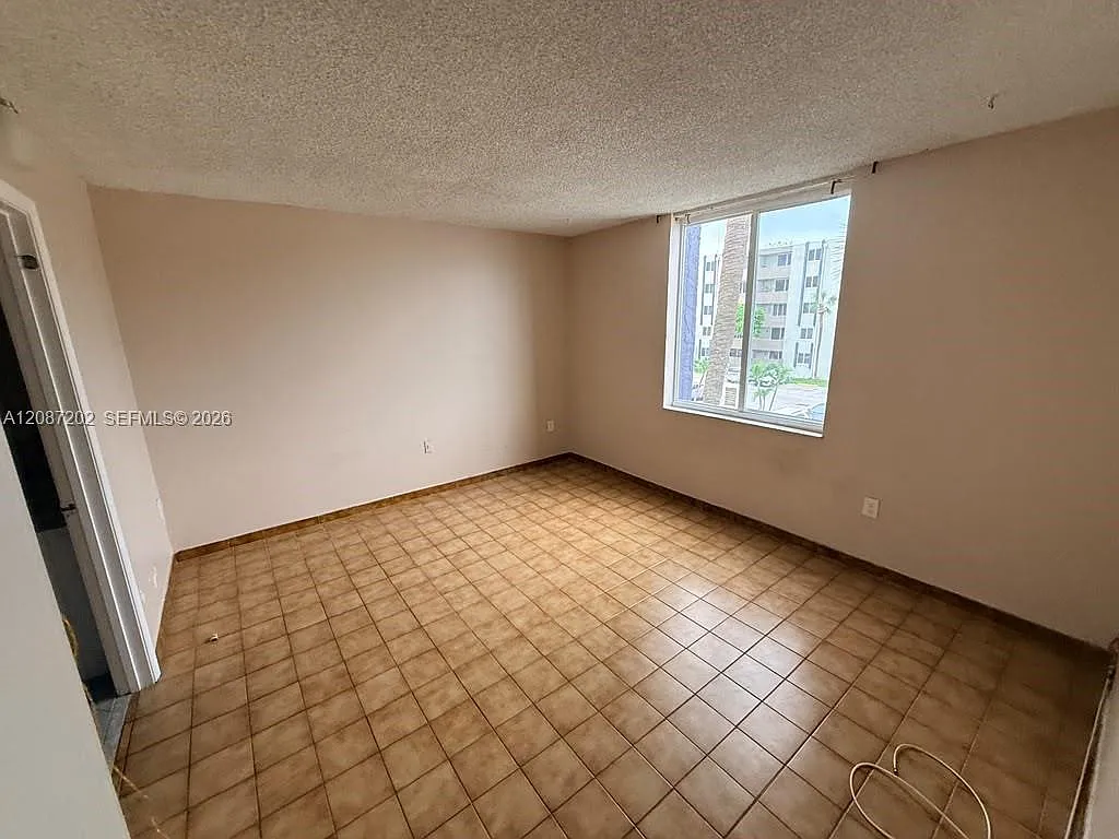 Samari Lake East Condo — Photo 4