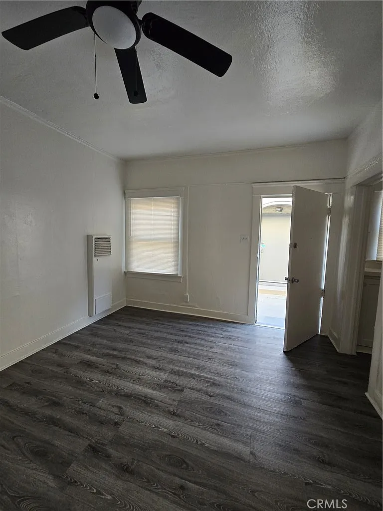 Building Photo - 551 W 10th St #3