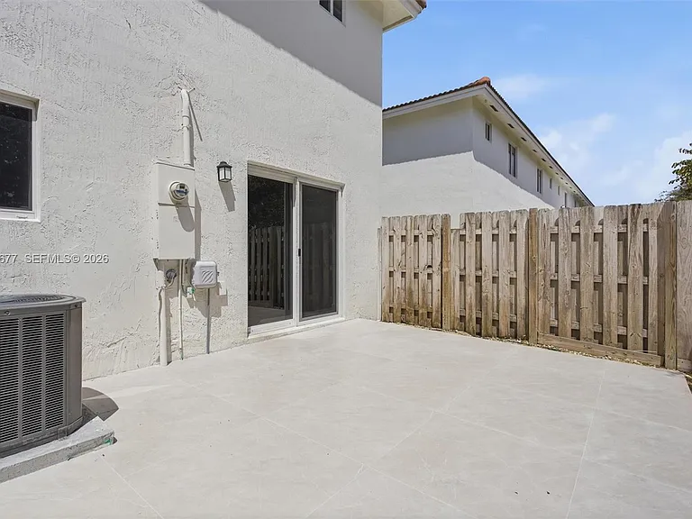 82 SW 3rd Ct — Photo 9