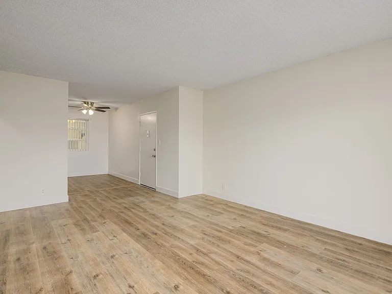 1521 E Windsor Rd — Photo 7