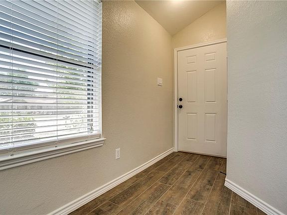 4th image of 2934 Gray Oak Dr