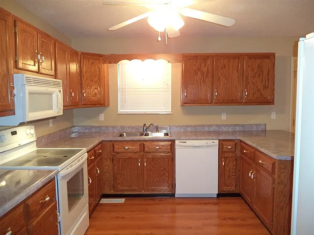 3 bed, 2.0 bath, 1760 sqft, $2,205 — Photo 4