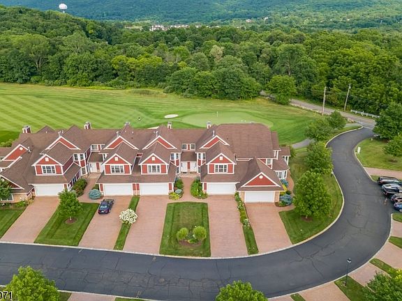 4th image of 4 Turnberry Ln
