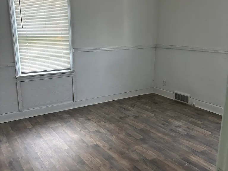 2111 E East Ln — Photo 13