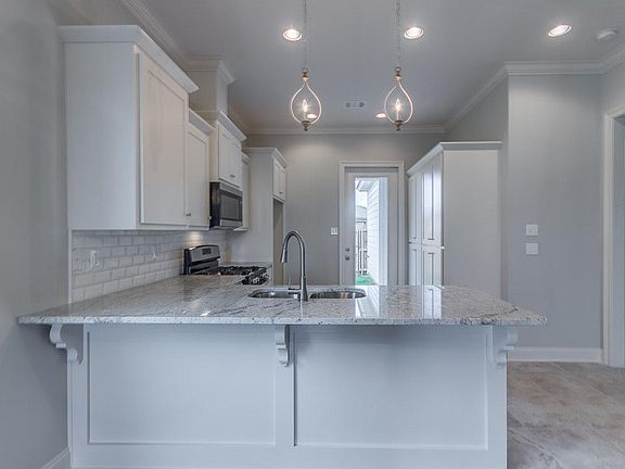 4th image of 104 Parker Ln