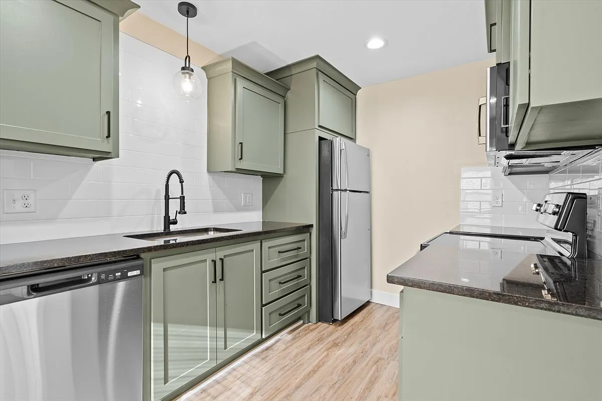 621 Chestnut Street - East — Photo 1