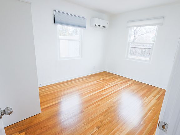 3rd image of 426 Richmond Pl NE