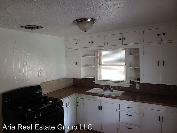 3rd image of 221 Emelyn St #1/2