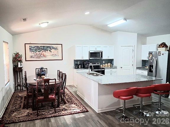 4th image of 1035 Silvertrace Dr
