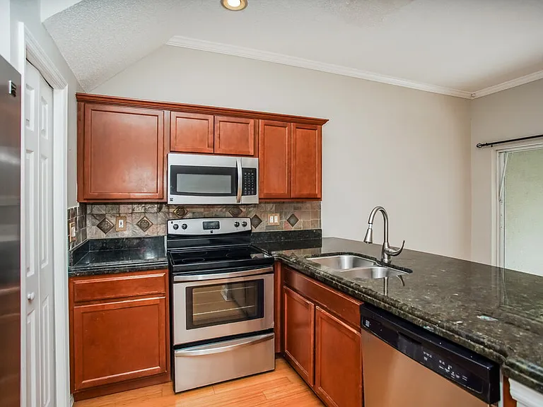 740 Vallance Way NE — Photo 7