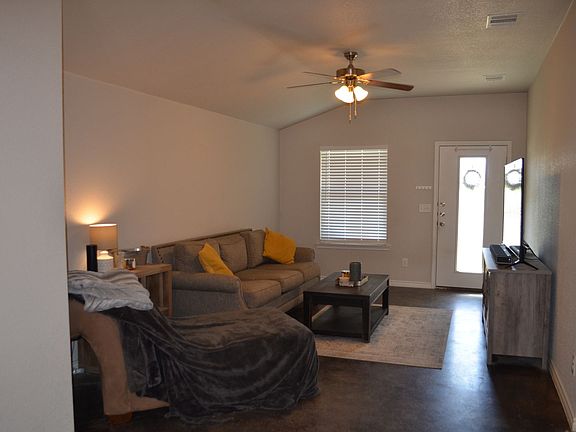 3rd image of 907 Rosewood Dr