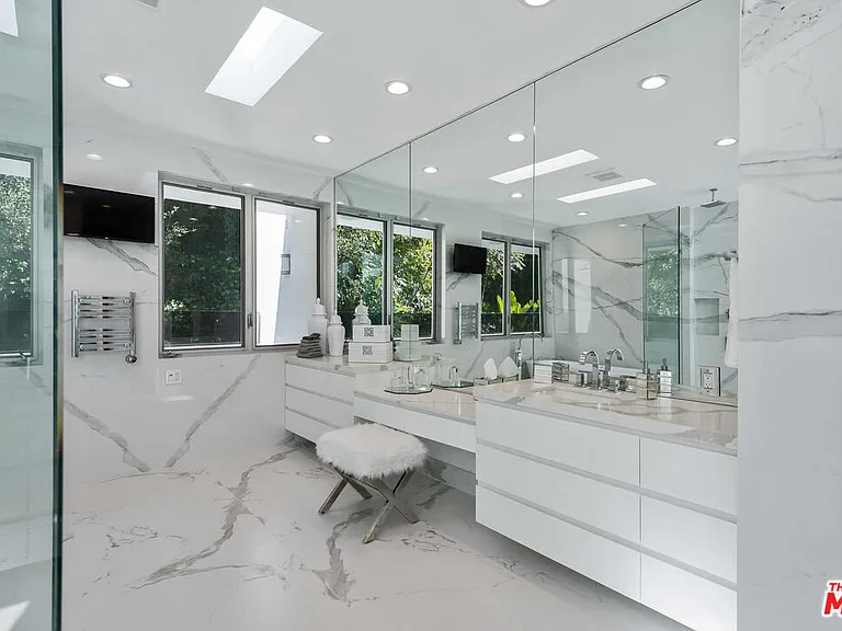 1250 Angelo Dr — Photo 18