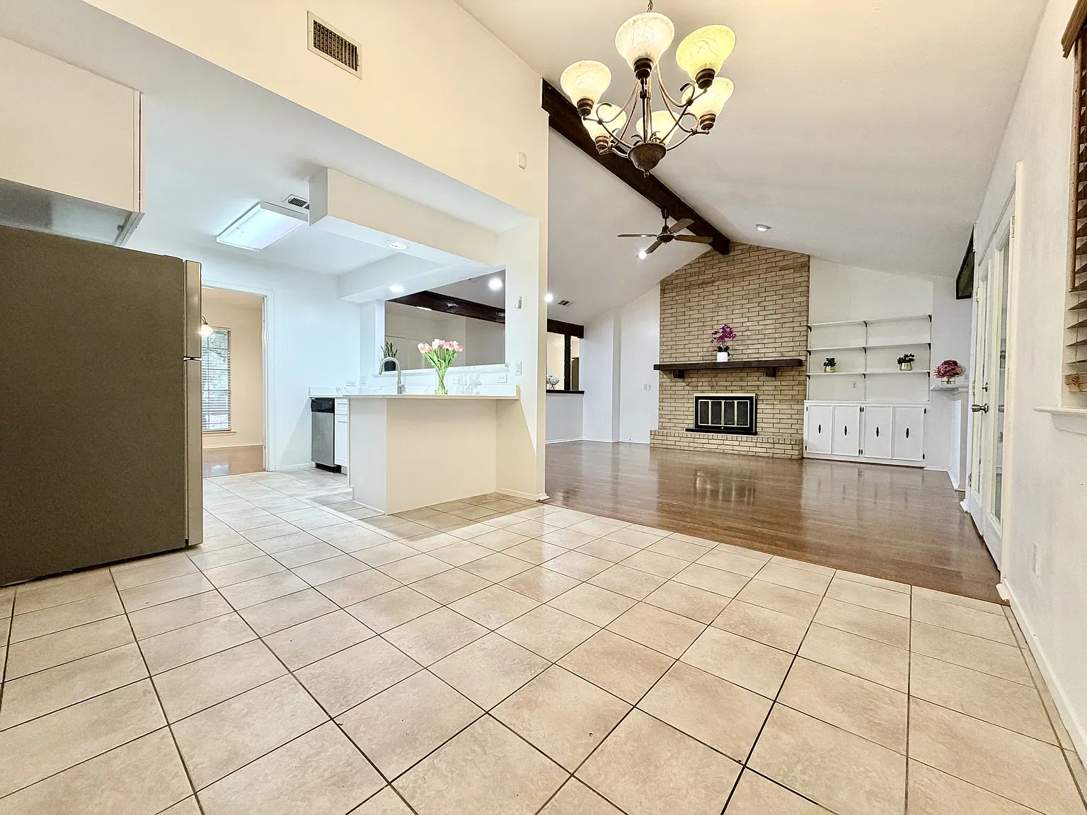 3 bed, 1952 sqft, $2,290 — Photo 3
