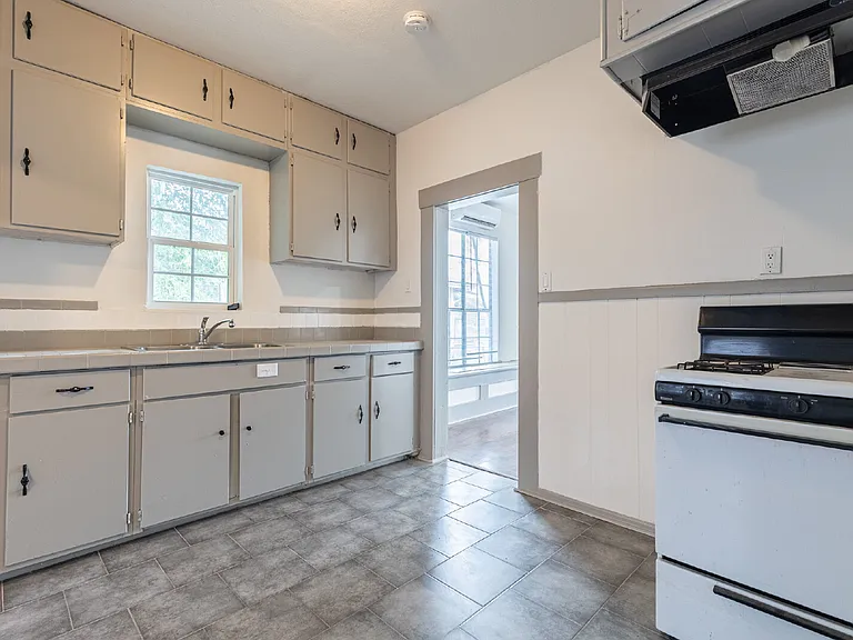 706 Canton — Photo 10