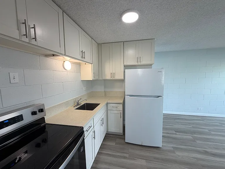 3140 Castle St — Photo 5