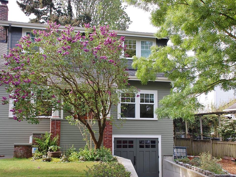 Front Yard / Garage / Parking