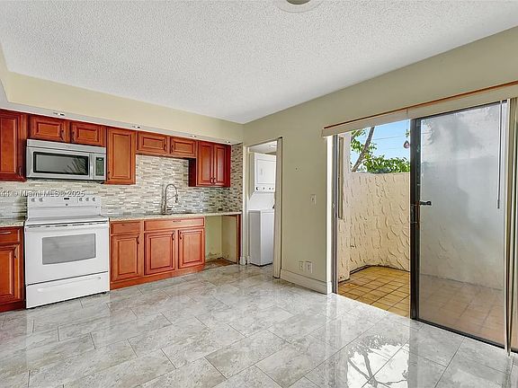 4th image of 232 SE 10th Ave