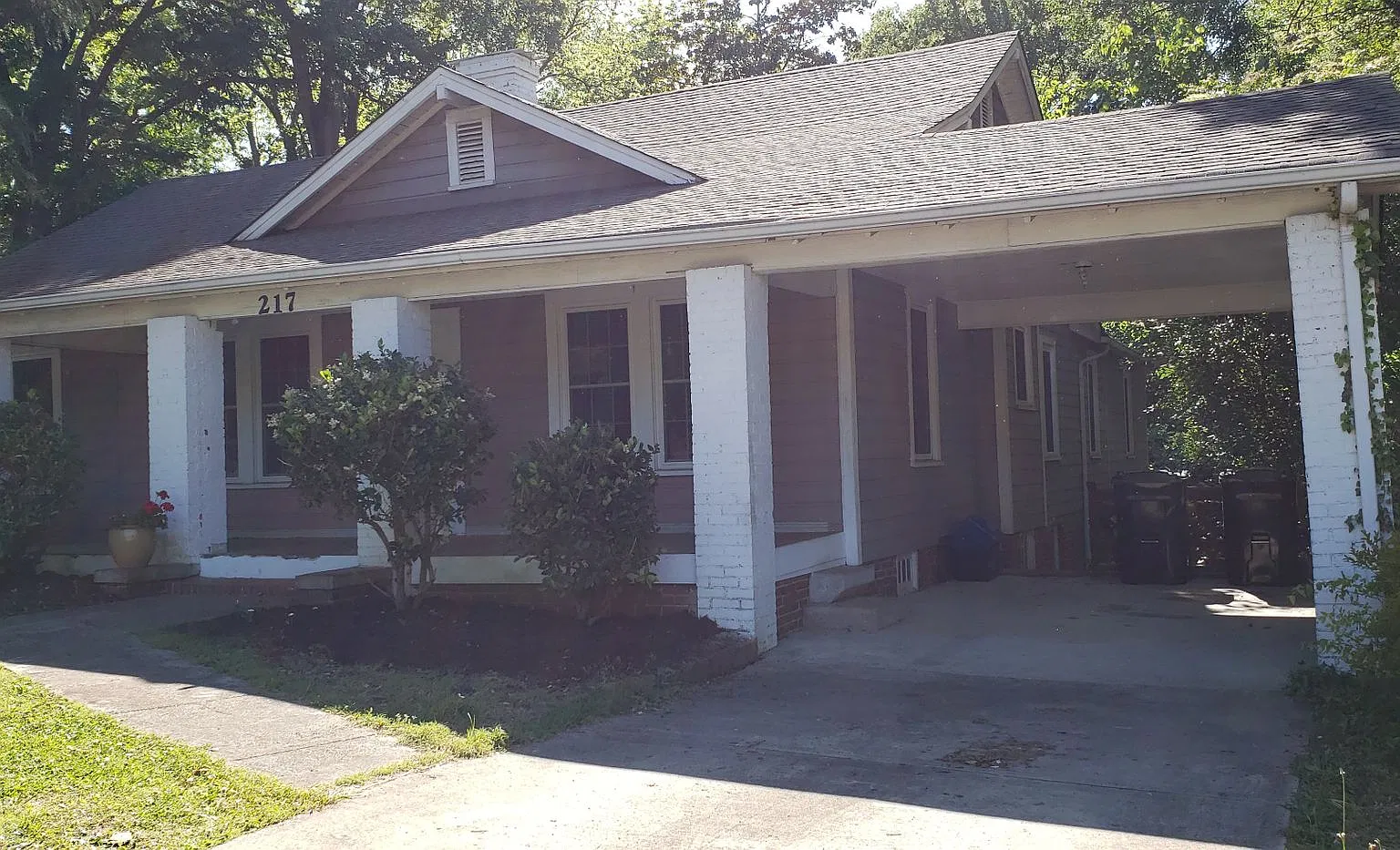 Charming 3 BR / 2 BA home (with a flex/bonus room) on Charlotte Ave! — Photo 2