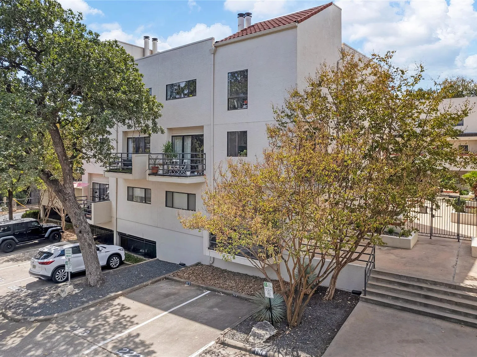 2 bed, 2.5 bath, 1028 sqft, $2,700 — Photo 4