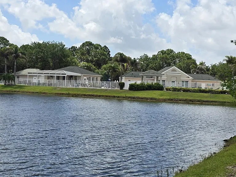 241 SW Lake Forest Way — Photo 3