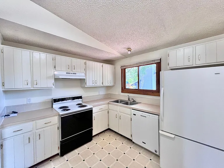 2493 Fleming Dr — Photo 4