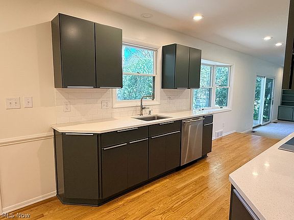 2nd image of 3887 Greenmont Dr SE