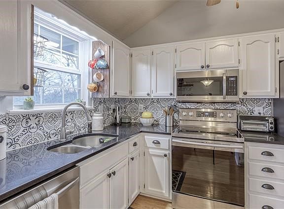 5th image of 1552 SW Highland Dr
