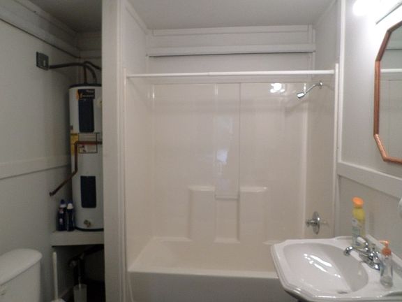 4th image of 418 Lakeshore Dr