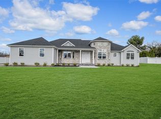 8 Sycamore Dr, Smithtown, NY 11787